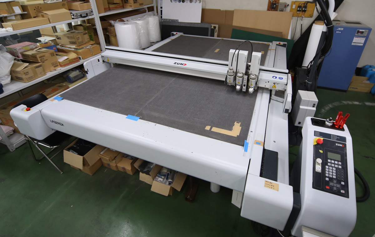 ZUND G3 L-2500(高機能カッティングプロッター)